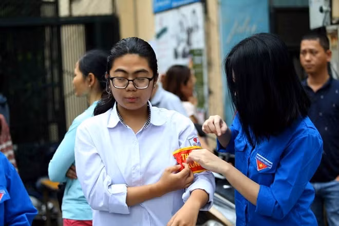Tại địa điểm thi THPT Quang Trung có cả đội tình nguyện của trường này túc trực bên ngoài.