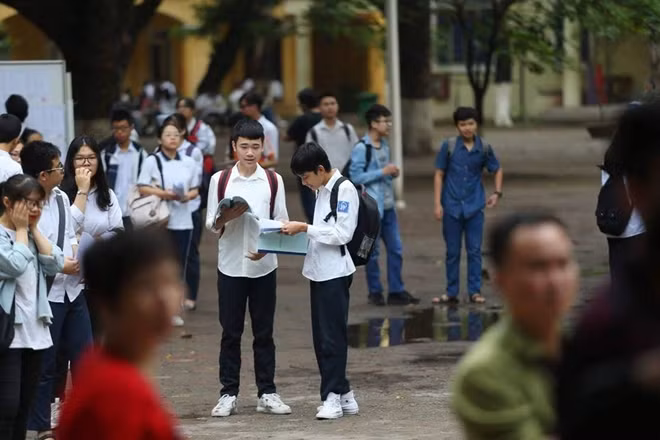 Tại địa điêm thi THPT Quang Trung, các "sĩ tử" tập trung về đây từ 6h. Nhiều phụ huynh cho biết, họ đưa con em tới trường thi sớm để các em còn thời gian chuẩn bị.