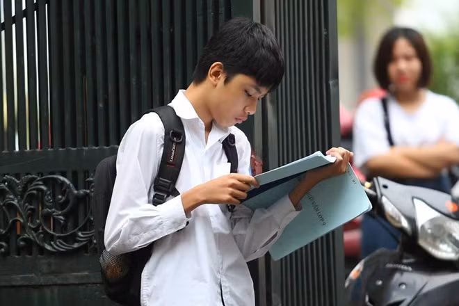 Nhiều em tranh thủ thời gian này ôn lại kiến thức trước khi vào phòng thi.