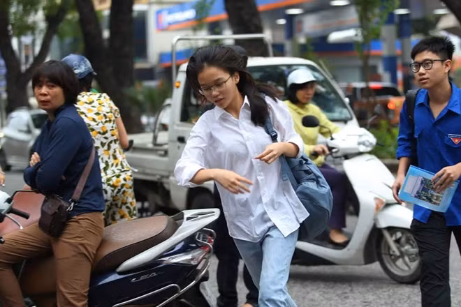 Đúng 7h30 các thí sinh được cho vào phòng thi để chuẩn bị. Tuy có rất nhiều gia đình đưa con em tới sớm song theo ghi nhận của pv tại địa điểm thi THPT Quang Trung cũng có không ít "sĩ tử" gần sát giờ nhận phòng mới có mặt.