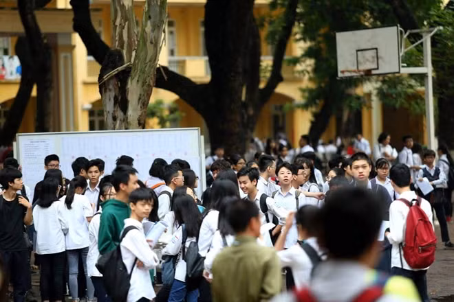 Sáng ngày hôm nay (2-6), các thí sinh tại Hà Nội và TP.HCM đã đến các điểm thi bước vào Kỳ thi tuyển sinh vào lớp 10 THPT công lập năm học 2019-2020.