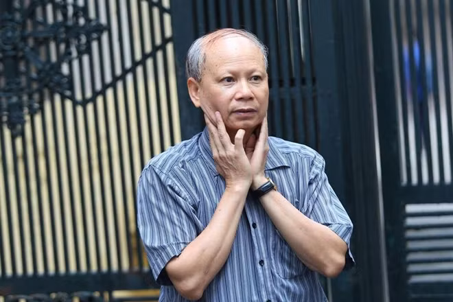 Khi con em đã vào phòng thi thì bên ngoài các phụ huynh vẫn đứng. Nhiều người tỏ ra lo lắng vì năm nay kỳ thi có nhiều điểm mới cũng như tính cạnh trạnh khá cao.