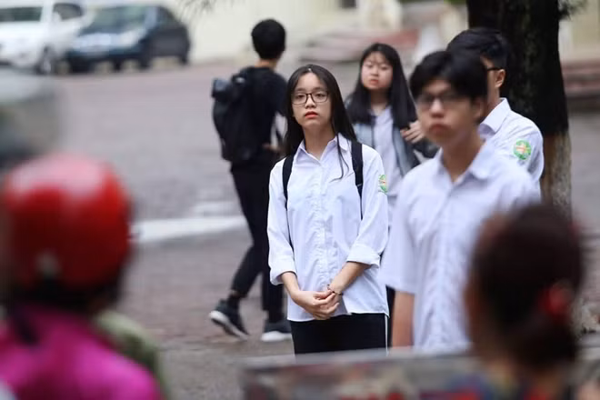 Đây là năm đầu tiên Hà Nội tổ chức tuyển sinh vào lớp 10 bằng 4 môn thi bắt buộc, trong đó có hai môn mới là Ngoại ngữ và Lịch sử.