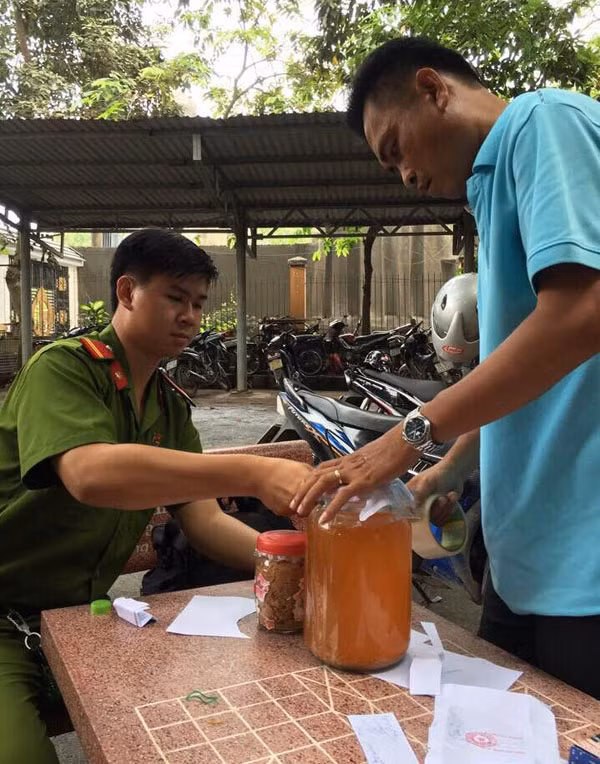 Công an quận 9 thu mẫu nước lèo nồi bún riêu để đưa đi giám định hàm lượng độc tố.