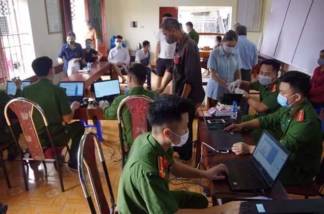 Công an tỉnh Thái Nguyên cấp CCCD cho người dân, đảm bảo tuân thủ nghiêm các quy định phòng, chống dịch.
