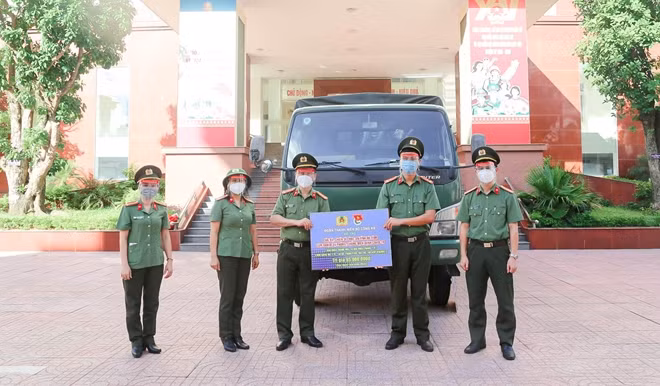 Đoàn thanh niên, Bộ Công an trao tặng phần quà ủng hộ CBCS Công an Hà Tĩnh chống dịch COVID-19.