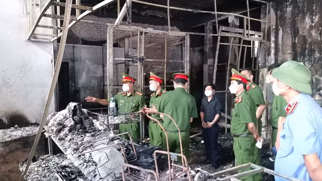 Công an Nghệ An phối hợp cục nghiệp vụ Bộ Công an điều tra khám nghiệm hiện trường.
