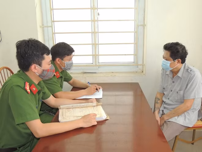 Cơ quan Công an lấy lời khai đối tượng Đắc.