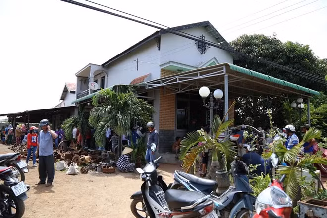 Nhiều người dân hiếu kỳ đến xem hiện trường vụ cháy. Ảnh : Đức Minh.