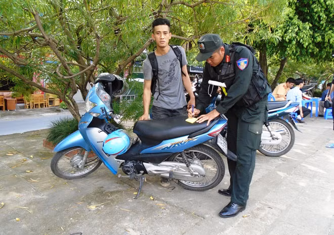 Lực lượng trực chốt đảm bảo ATGT trên QL tại TP Hạ Long. Lực lượng trực chốt đảm bảo ATGT trên QL tại TP Hạ Long.