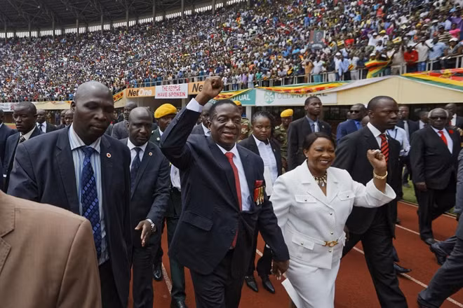 Tân Tổng thống của Zimbabwe cùng vợ vẫy chào người dân tại lễ tuyên thệ nhậm chức. Ảnh: AP