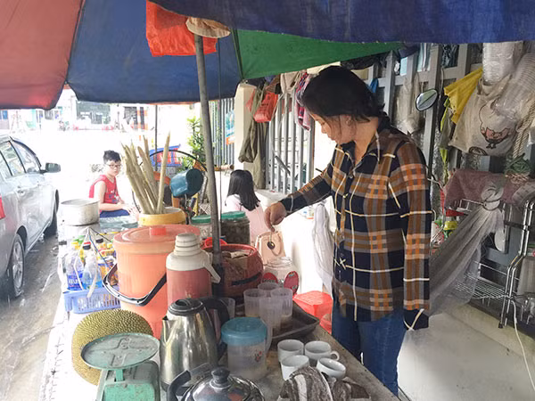 Còn một tay nhưng chị Mai vẫn làm mọi việc.