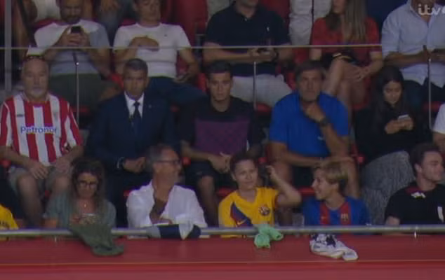 Coutinho lặng lẽ ngồi nhìn Barca bại trận ngày ra quân. Tiền đạo người Brazil sẽ sang Đức khoác áo Bayern.