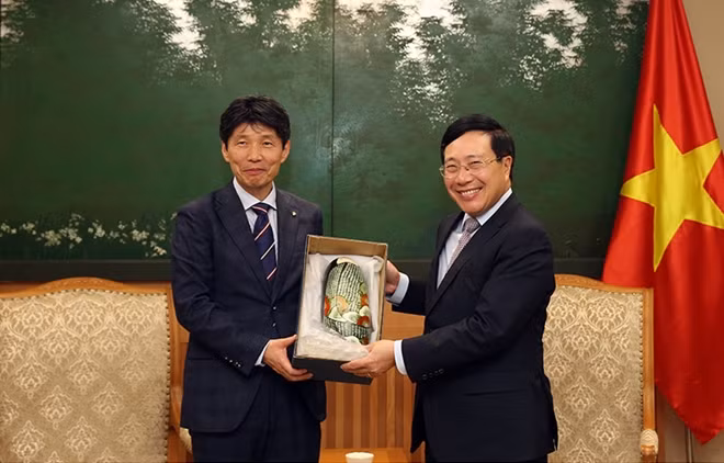 Phó Thủ tướng Phạm Bình Minh và Thống đốc Ichita Yamamoto. Ảnh: VGP/Hải Minh.