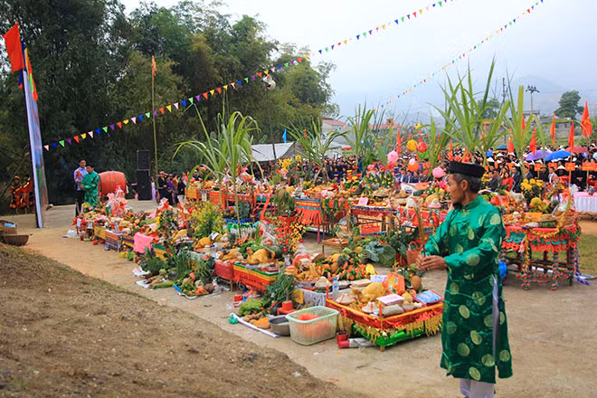 Thầy mo, đội sư tử và các vị đại biểu cùng người dân làm lễ cúng ba vị thần, thần Nông, Nàng Tiên, thần Hoàng Trùng