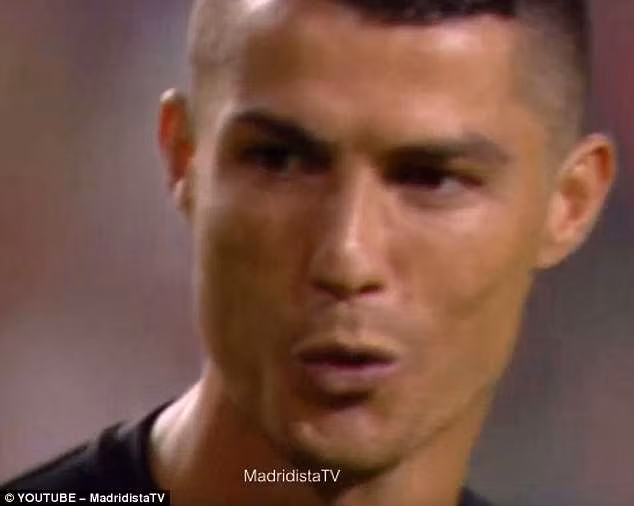 Khuôn mặt của CR7 khi chứng kiến con trai trổ tài.
