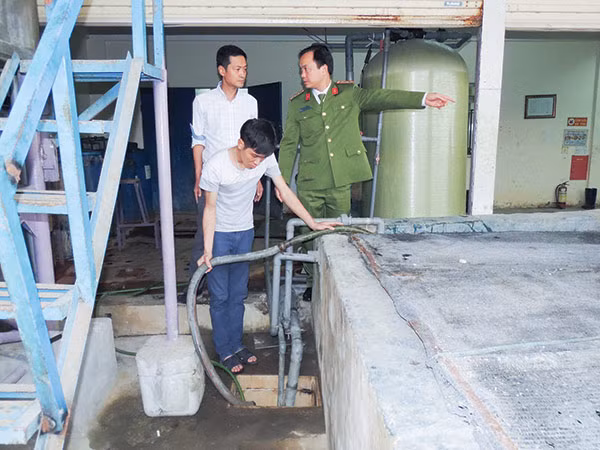 Cơ quan Công an bắt quả tang Nguyễn Việt Dũng, nhân viên Công ty DAYEON BIJOU Việt Nam đang xả nước thải chưa qua xử lý ra môi trường.