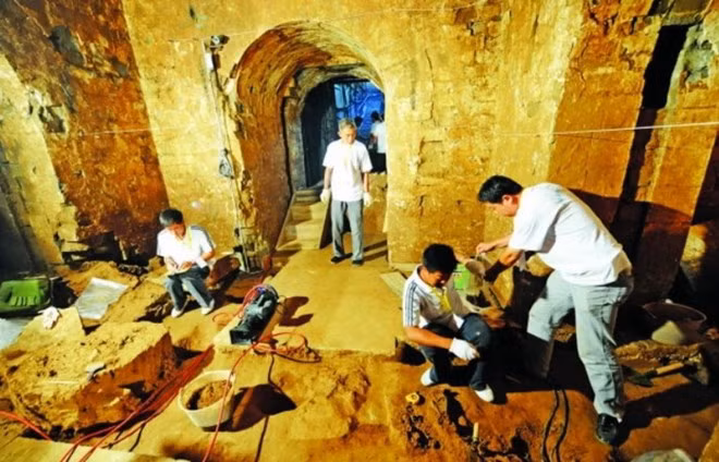 Các nhà khảo cổ khai quật tại tổ hợp lăng mộ khổng lồ của Tào Tháo.