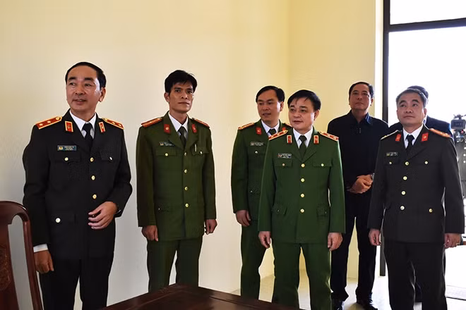 Thứ trưởng Trần Quốc Tỏ và các đại biểu thăm trụ sở Công an xã Quang Thiện.