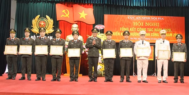 Thiếu tướng Phạm Ngọc Việt tặng bằng khen chúc mừng các cán bộ có thành tích xuất sắc của Cục An ninh nội địa.