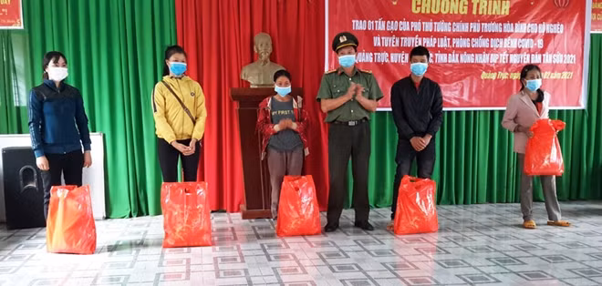 Đại diện Công an tỉnh Đắk Nông trao tặng quà cho người dân xã Quảng Trực.