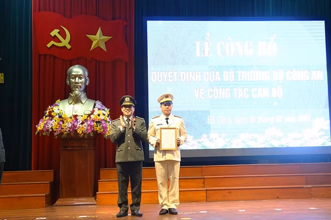 Đại tá Lê Khắc Thuyết trao Quyết định của Bộ trưởng Bộ Công an về việc bổ nhiệm Thượng tá Nguyễn Hữu Thiên giữ chức vụ Phó Giám đốc Công an tỉnh Hà Tĩnh.