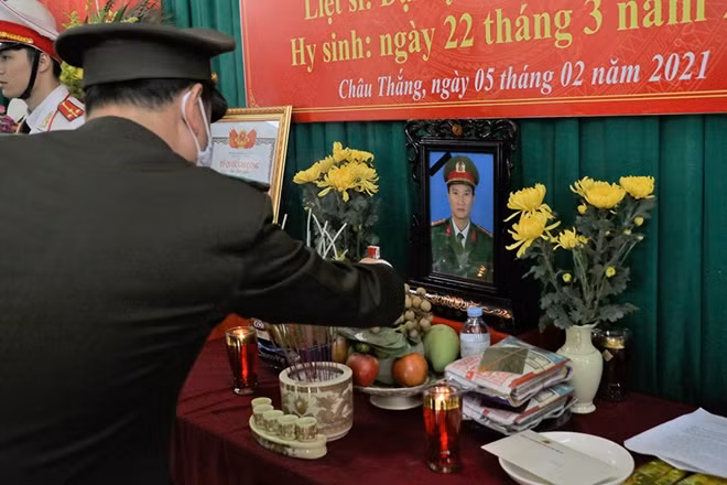 Đại úy Sầm Quốc Nghĩa dũng cảm hy sinh trong khi truy bắt đối tượng vận chuyển ma túy.