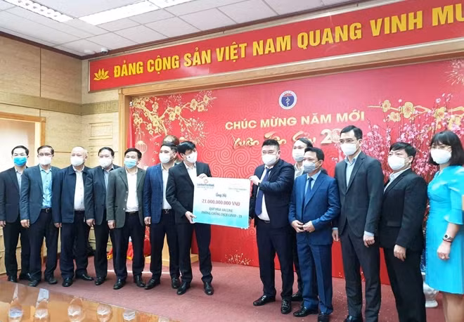 Lãnh đạo Bộ Y tế tiếp nhận số tiền từ LienVietPostBank và Thaiholdings.
