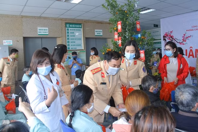 Lãnh đạo Phòng CSGT trao quà cho các bệnh nhân có hoàn cảnh khó khăn tại bệnh viện đa khoa tỉnh.