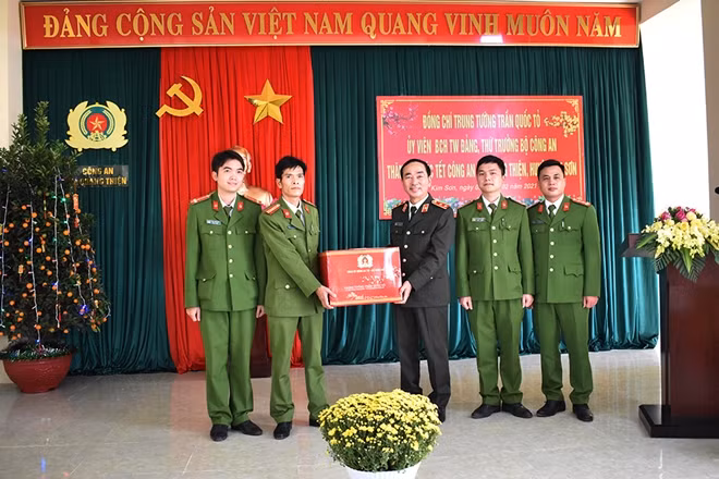 Thứ trưởng Trần Quốc Tỏ tặng quà cho Công an xã Quang Thiện, huyện Kim Sơn.