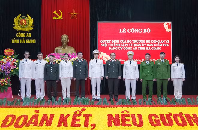 Lãnh đạo Công an tỉnh với Cơ quan UBKT Đảng ủy Công an tỉnh.