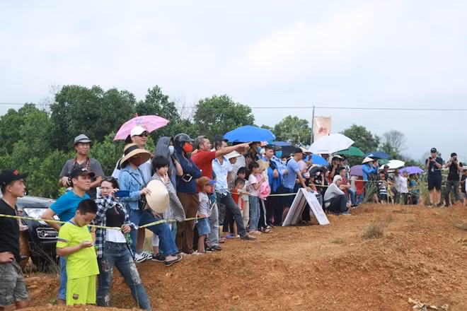 Dù sáng nay trời nắng to nhưng rất nhiều người xem vẫn tới để tận mắt thưởng thức màn so tài đỉnh cao của các tay đua.