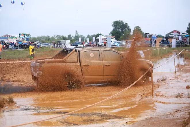 Những chú "chiến mã thép" vùng vẫy trong biển bùn.
