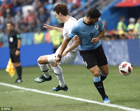Suarez và đồng đội cho thấy họ là một đối thủ khó chịu đến thế nào trước đội tuyển Pháp. Ảnh: EPA.