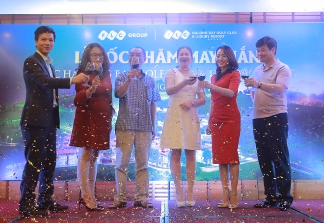 Ban lãnh đạo FLC chúc mừng khách hàng trúng thưởng hai chiếc xe Mercedes