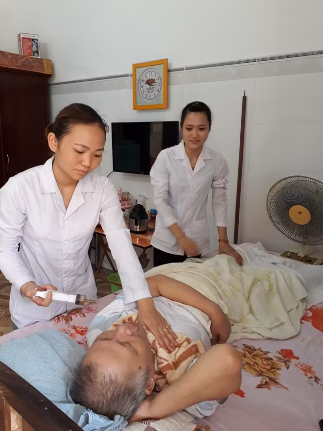 Con cái thương binh được tiếp nhận vào làm việc tại TTĐDTB Duy Tiên.