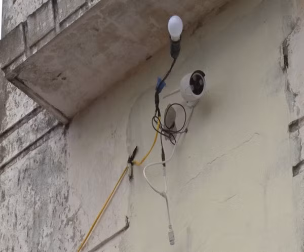 Camera hồng ngoại được lắp bốn phía quanh nhà.