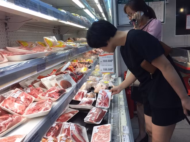 Giá thịt lợn vẫn đứng ở mức cao khiến người tiêu dùng lo ngại.