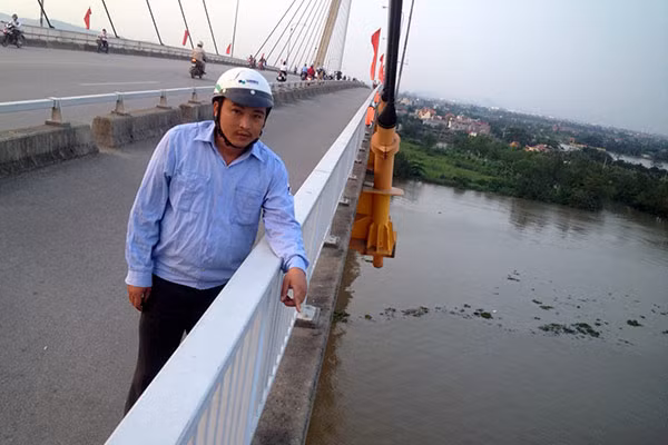 Bảo vệ Nguyễn Xuân Quang: “Trụ cầu S9 – điểm giữa cầu là vị trí nhiều người nhảy cầu nhất!”.