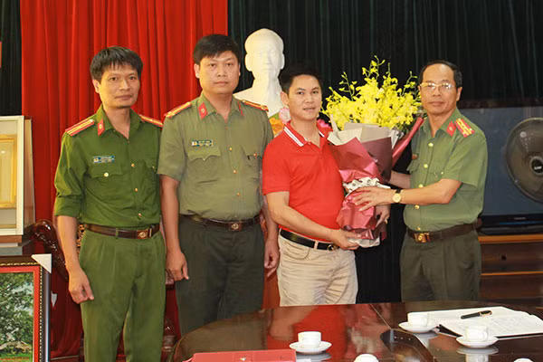Giám đốc Công an tỉnh Hòa Bình chúc mừng, biểu dương chiến công xuất sắc của Công an thành phố.