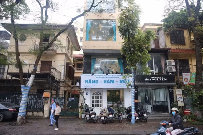Ngôi nhà nằm trong khuôn viên 700m² do Hội Nhà văn Việt Nam quản lý, sử dụng hiện đang được gia đình bà Nguyễn Thị Nhị cho thuê làm phòng khám răng – hàm – mặt.