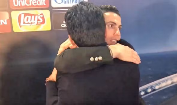 Trước khi ôm chầm lấy thủ môn của Juventus.