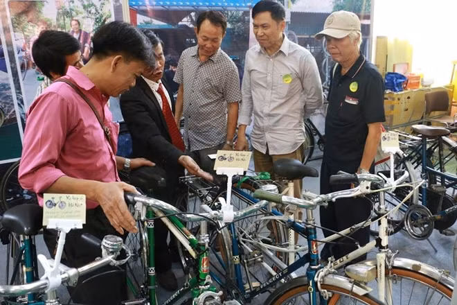 Triển lãm sẽ còn mở cửa đến hết ngày 18, theo đại diện CLB xe cổ Hà Nội gian trưng bày của họ sẽ còn thu hút nhiều người hơn nữa trong những ngày tới.
