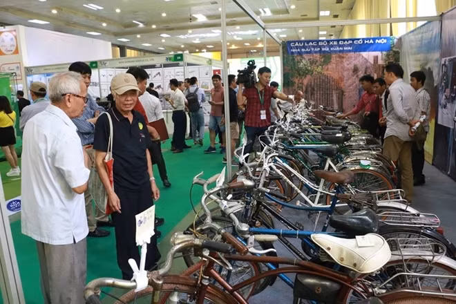 Trong triển lãm thiết bị và sản phẩm thể thao tại Hà Nội, gian trưng bày của CLB xe đạp cổ Hà Nội chiếm một góc khiêm tốn nhưng lại thu hút rất nhiều sự chú ý.