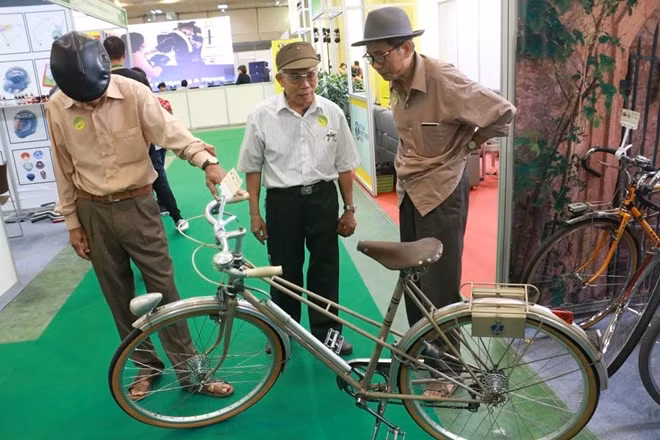 Trong đó gây sự chú ý đặc biệt nhất là chiếc xe đạp peugeot đời 1913 của nhà sưu tập Nguyễn Mạnh.