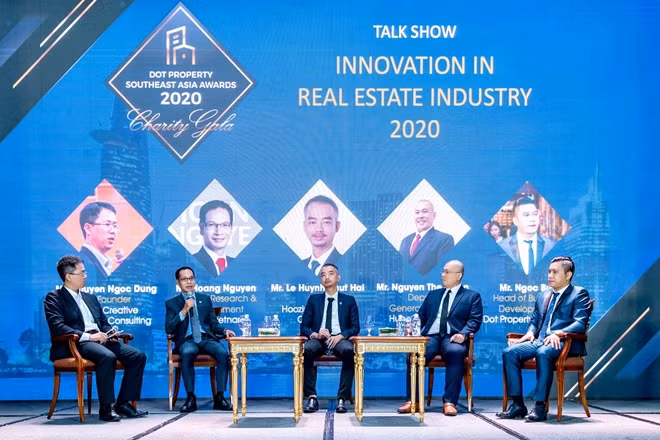 Ông Nguyễn Hoàng - Giám đốc R&D DKRA Vietnam (thứ nhì từ trái sang) tham gia tọa đàm “Innovation in Real Estate Industry 2020” tại buổi lễ.