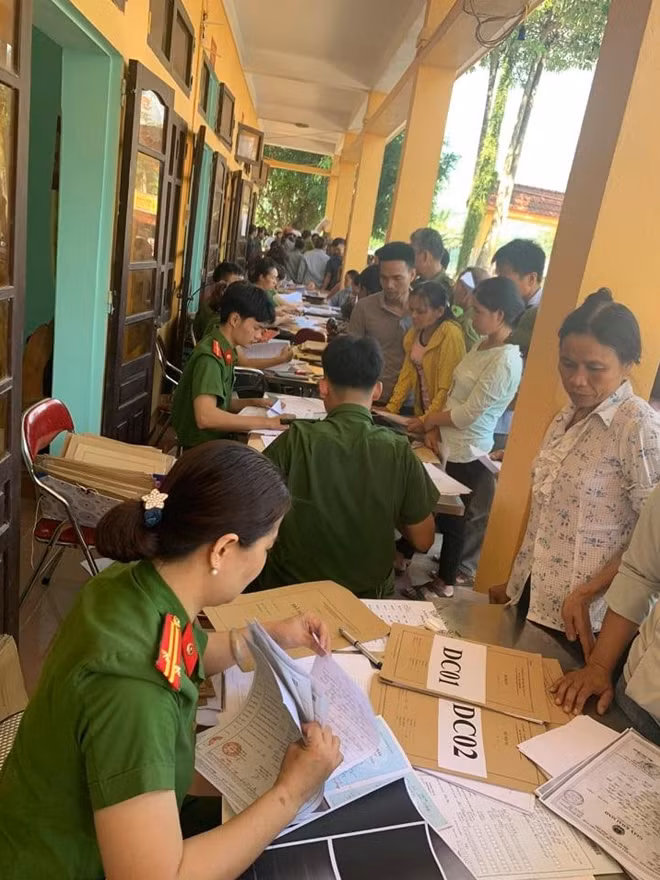 Công an tỉnh Hòa Bình thu thập, phúc tra kiểm tra thông tin công dân tại xã Đông Bắc, huyện Kim Bôi.
