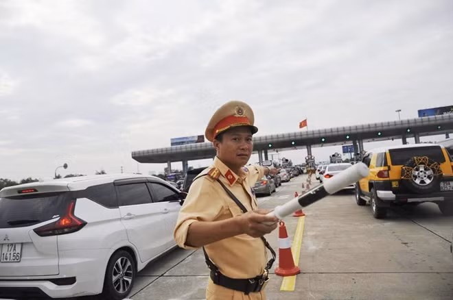 Cán bộ chiến sĩ thuộc đội Tuần tra kiểm soát giao thông đường bộ số 2 tổ chức phân làn, phân luồng giao thông...
