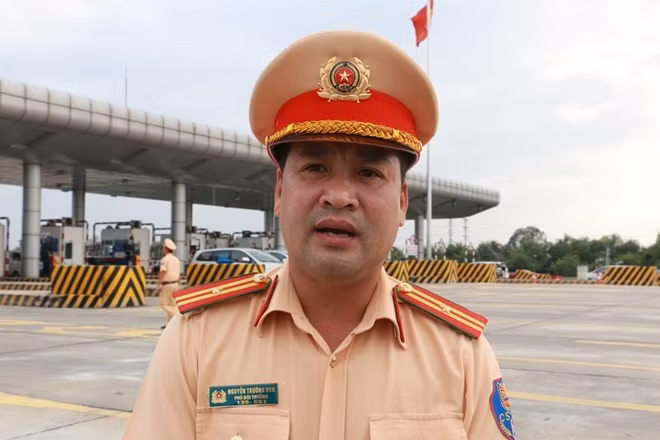Thiếu tá Nguyễn Trường Sơn Đội phó đội Tuần tra kiểm soát giao thông đường bộ số 2 cho biết, 3 ngày qua, đơn vị tổ chức trực 100% quân số để đảm bảo trật tự ATGT trên tuyến cao tốc Hà Nội - Hải Phòng.