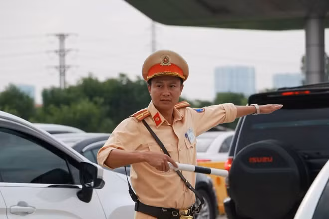 Cũng theo Thiếu tá Sơn, trong quá trình tuần tra, kiểm soát, đơn vị chưa phát hiện được bất kỳ trường hợp nào về việc chở quá người hay tài xế vi phạm nồng độ cồn, sử dụng ma tuý...